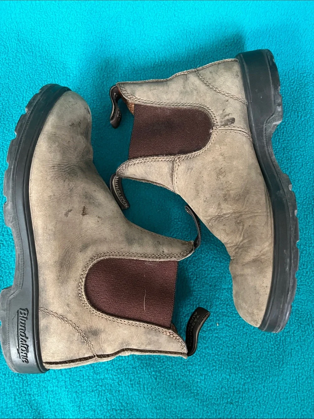 Blundstone Women’s Taupe Suede Chukka Boots